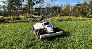 Robottiruohonleikkuri leikkaa nurmikkoa